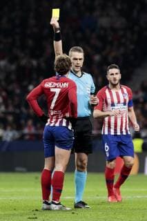 Atletico de Madrid s Antoine Griezmann have words with referee Mattias Gestranius during UEFA Champions League match between Atletico de Madrid and AS Monaco at Wanda Metropolitano Stadium in Madrid, Spain. November 28, 2018.  (201811280040)