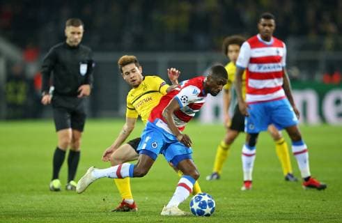 28 11 2018 Football UEFA Champions League 2018 2019 Group stage 5 Matchday Borussia Dortmund FC Bruges at Signal Iduna Park Dortmund L R Raphael Guerreiro Dortmund vs. Clinton Mata FC Bruges DFL and DFB regulations prohibit any use of photographs as image sequences and or quasi video