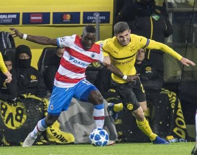 Football UEFA Champions League CL Season 2018 2019 5 Matchday Borussia Dortmund Club Bruges in Dortmund North Rhine Westphalia Bruges Marvelous Nakamba l and Dortmund Christian Pulisic fight for the ball UEFA REGULATIONS PROHIBIT ANY USE OF PHOTOGRAPHS AS IMAGE SEQUENCES AND OR QUASI VIDEO Copyright: xKirchner DavidxInderliedx