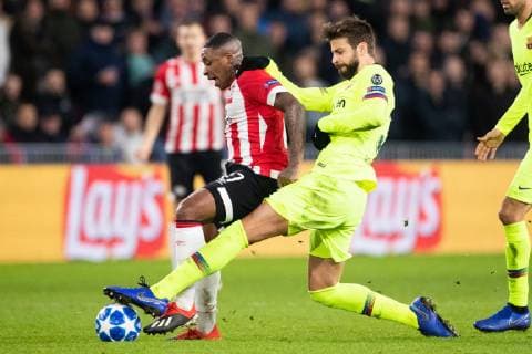 Steven Bergwijn of PSV, Gerard Pique of FC Barcelona Barca during the UEFA Champions League group C match between PSV Eindhoven and FC Barcelona at the Phillips stadium on November 28, 2018 in Eindhoven, The Netherlands UEFA Champions League 2018 2019 xVIxVIxImagesx xTomxBodexMultimediaxIVx 12919183