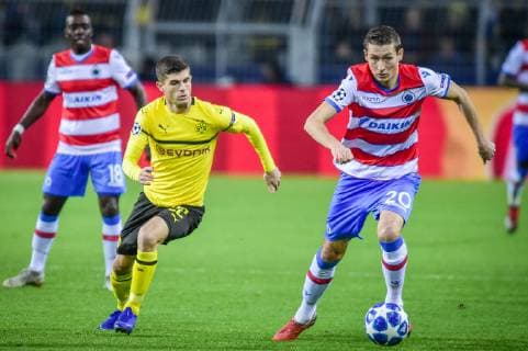 Dortmund Germany 28 11 2018 UEFA Champions League 2018 19 Season Back Round Group Phase Group A 5 Matchday BV Borussia Dortmund vs. FC Bruegge Christian Pulisic Borussia Dortmund Hans Vanaken FC Brügge in the duel DeFodi520