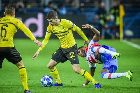 Dortmund Germany 28 11 2018 UEFA Champions League 2018 19 Season Back Round Group Phase Group A 5 Matchday BV Borussia Dortmund vs. FC Bruegge Christian Pulisic Borussia Dortmund Emmanuel Dennis FC Brügge in the duel DeFodi520