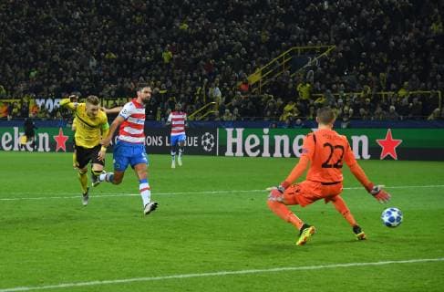28 11 2018 Football UEFA Champions League Season 2018 2019 Preliminary round 5 Matchday Borussia Dortmund Club Bruegge Marco Reus Borussia Dortmund li awards free before goalkeeper Ethan Horvath FC Bruegge Team2