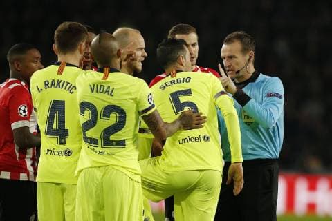 EINDHOVEN, Philips Stadium, PSV - Barcelona , football, Champions League, season 2018-2019 , 28-11-2018, Barcelona player Ivan Rakitic, Barcelona player Arturo Vidal, Barcelona player Sergio Busquets, referee Pavel Kralovec. PSV - Barcelona x2652284x
