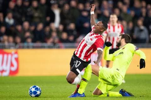 Steven Bergwijn of PSV, Gerard Pique of FC Barcelona Barca during the UEFA Champions League group C match between PSV Eindhoven and FC Barcelona at the Phillips stadium on November 28, 2018 in Eindhoven, The Netherlands UEFA Champions League 2018 2019 xVIxVIxImagesx xTomxBodexMultimediaxIVx 12919267