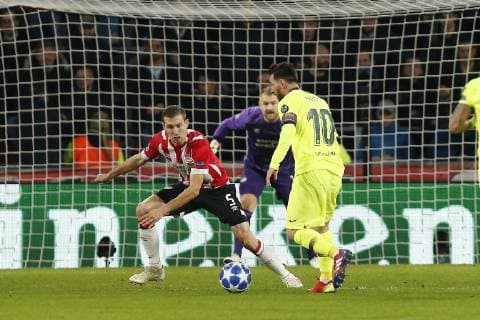 EINDHOVEN, Philips Stadium, PSV - Barcelona , football, Champions League, season 2018-2019 , 28-11-2018, PSV player Daniel Schwaab(l) and Barcelona player Lionel Messi(r). PSV - Barcelona  x2652344x