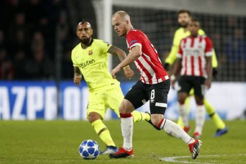 (L-R), Arturo Vidal of FC Barcelona Barca Jorrit Hendrix of PSV during the UEFA Champions League group C match between PSV Eindhoven and FC Barcelona at the Phillips stadium on November 28, 2018 in Eindhoven, The Netherlands UEFA Champions League 2018 2019 xVIxVIxImagesx xJeroenxPutmansxIVx 12919275