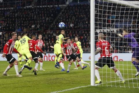 Arturo Vidal of FC Barcelona Barca (CL), Nick Viergever of PSV (CR) during the UEFA Champions League group C match between PSV Eindhoven and FC Barcelona at the Phillips stadium on November 28, 2018 in Eindhoven, The Netherlands UEFA Champions League 2018 2019 xVIxVIxImagesx xJeroenxPutmansxIVx 12919386