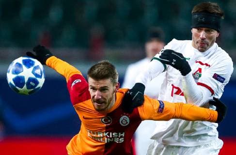 MOSCOW, RUSSIA â€“ NOVEMBER 28, 2018: Galatasaray Istanbulâ€™s Serdar Aziz (L) and Lokomotiv Moscowâ€™s Fyodor Smolov in their 2018 19 UEFA Champions League Group D Round 5 football match at RZD Arena; Lokomotiv Moscow won 2-0. Mikhail Tereshchenko TASS  TS09926D