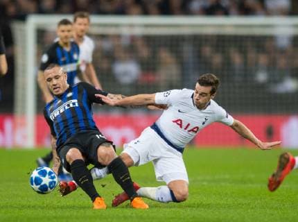 Tottenham s Harry Winks and Inter s Radja Nainggolan during the UEFA Champions League match between Tottenham Hotspur and Internazionale at Wembley Stadium, London, England on 28 November 2018. Copyright: xPRiMExMediaxImagesx PMI-2439-0007