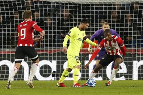 EINDHOVEN, Philips Stadium, PSV - Barcelona , football, Champions League, season 2018-2019 , 28-11-2018, Barcelona player Lionel Messi(l) and PSV player Denzel Dumfries(r). PSV - Barcelona  x2652441x