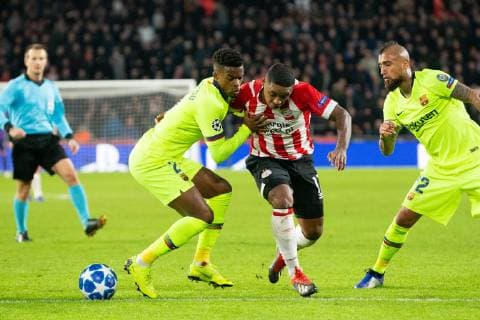 Nelson Semedo of FC Barcelona Barca Steven Bergwijn of PSV, Arturo Vidal of FC Barcelona during the UEFA Champions League group C match between PSV Eindhoven and FC Barcelona at the Phillips stadium on November 28, 2018 in Eindhoven, The Netherlands UEFA Champions League 2018 2019 xVIxVIxImagesx xTomxBodexMultimediaxIVx 12919534