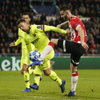 EINDHOVEN, Philips Stadium, PSV - Barcelona , football, Champions League, season 2018-2019 , 28-11-2018, Barcelona player Clement Lenglet(l) and PSV player Gaston Pereiro(r). PSV - Barcelona  x2652483x