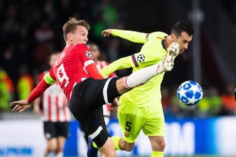 Luuk de Jong of PSV, Sergio Busquets of FC Barcelona Barca during the UEFA Champions League group C match between PSV Eindhoven and FC Barcelona at the Phillips stadium on November 28, 2018 in Eindhoven, The Netherlands UEFA Champions League 2018 2019 xVIxVIxImagesx xTomxBodexMultimediaxIVx 12919567