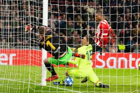 Sport Bilder des Tages FC Barcelona Barca goalkeeper Marc-Andre ter Stegen, Clement Lenglet of FC Barcelona, Denzel Dumfries of PSV during the UEFA Champions League group C match between PSV Eindhoven and FC Barcelona at the Phillips stadium on November 28, 2018 in Eindhoven, The Netherlands UEFA Champions League 2018 2019 xVIxVIxImagesx xTomxBodexMultimediaxIVx 12919572