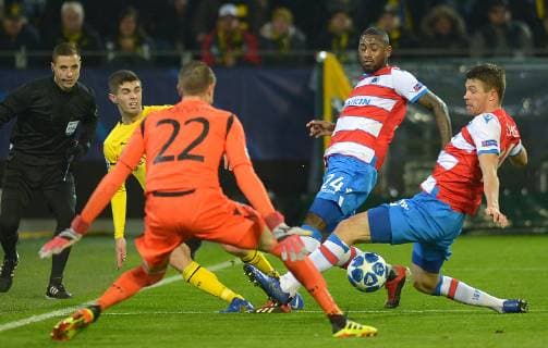 Dortmund Germany 28 11 2018 UEFA Champions League 2018 19 Season Back Round Group Phase Group A 5 Matchday BV Borussia Dortmund Club Bruegge Christian Pulisic BVB and goalkeeper Ethan Horvath Bruegge in the duel DeFodi521