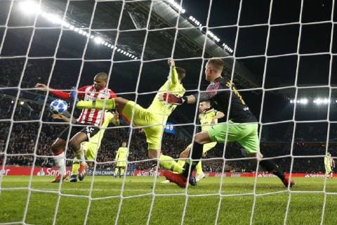 EINDHOVEN, Philips Stadium, PSV - Barcelona , football, Champions League, season 2018-2019 , 28-11-2018, PSV player Denzel Dumfries(l) with a change on 1-0, Barcelona player Clement Lenglet(m) and Barcelona player Marc Andre ter Stegen(r). PSV - Barcelona  x2652510x