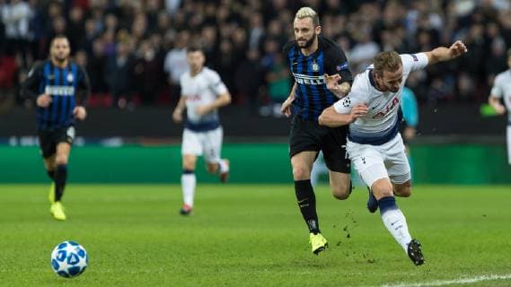 Football - 2018 2019 UEFA Champions League - Group B: Tottenham Hotspur vs. Inter Milan Marcelo Brozovic (Inter Milan) fouls Harry Kane (Tottenham FC) at Wembley Stadium. COLORSPORT DANIEL BEARHAM  csp_tot_int_281118_