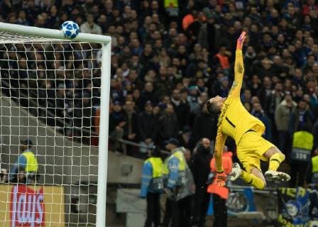 Sport Themen der Woche KW48 Sport Bilder des Tages Football - 2018 2019 UEFA Champions League - Group B: Tottenham Hotspur vs. Inter Milan The football is bent out of shape as it hits the crossbar after a shot from Harry Winks (Tottenham FC) beats Samir Handanovic (Inter Milan) at Wembley Stadium. COLORSPORT DANIEL BEARHAM  csp_tot_int_281118_