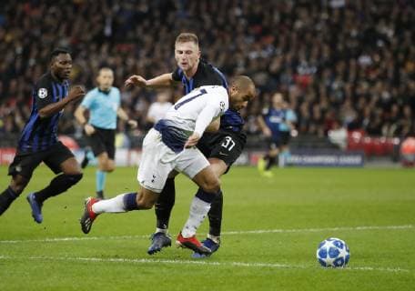 Lucas Moura of Tottenham goes past Milan Skriniar of Inter Milan during the UEFA Champions League, Group B match at Wembley Stadium, London. Picture date: 28th November 2018. Picture credit should read: David Klein Sportimage EDITORIAL USE ONLY. No use with unauthorised audio, video, data, fixture lists, club league logos or live services. Online in-match use limited to 120 images, no video emulation. No use in betting, games or single club league player publications. _K2I1508.JPG
