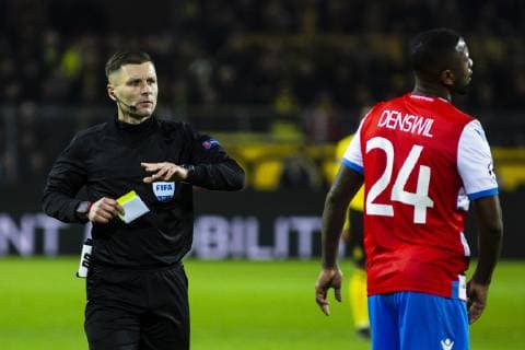 GER UEFA CL Borussia Dortmund vs. FC Brugge 28 11 2018 Signal Iduna Park Dortmund GER UEFA CL Borussia Dortmund vs. FC Brugge UEFA REGULATIONS PROHIBIT ANY USE OF PHOTOGRAPHS AS IMAGE SEQUENCES AND OR QUASI VIDEO in picture shows referee referee Gediminas Mazeika LTU cautions Stefano Denswil FC Bruegge 24 after his foul on Christian Pulisic Borussia Dortmund 22 with the yellow card nordphotox xRauch nph00251