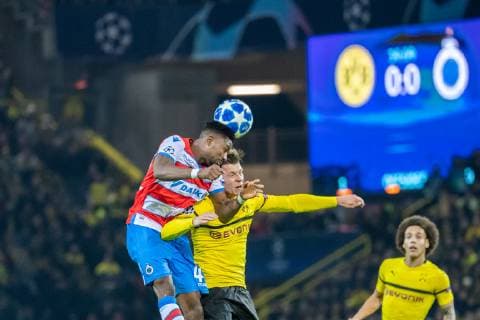 28 11 2018 xkvx Football UEFA Champions League Borussia Dortmund Club Bruegge emspor v l Emmanuel Bonaventure Club Bruegge Lukasz Piszczek BVB Borussia Dortmund Intermediate score 0 0 Half-time score DFL DFB REGULATIONS PROHIBIT ANY USE OF PHOTOGRAPHS as IMAGE SEQUENCES and or QUASI VIDEO Dortmund