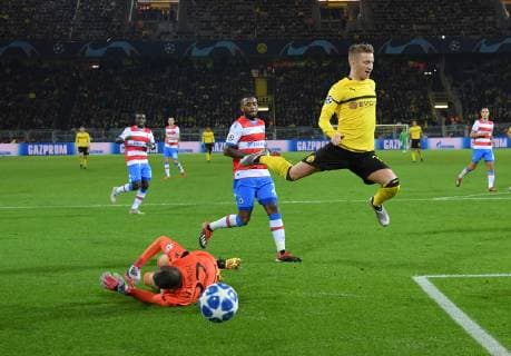 28 11 2018 Football UEFA Champions League Season 2018 2019 Preliminary Round 5 Matchday Borussia Dortmund Club Bruegge Marco Reus Borussia Dortmund re against Goalkeeper Ethan Horvath FC Bruegge Team2