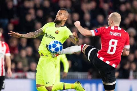 Arturo Vidal of FC Barcelona Barca Jorrit Hendrix of PSV during the UEFA Champions League group C match between PSV Eindhoven and FC Barcelona at the Phillips stadium on November 28, 2018 in Eindhoven, The Netherlands UEFA Champions League 2018 2019 xVIxVIxImagesx xTomxBodexMultimediaxIVx 12920229