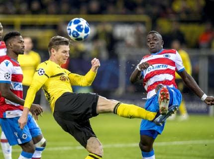 Football UEFA Champions League CL Season 2018 2019 5 Matchday Borussia Dortmund Club Bruges in Dortmund North Rhine-Westphalia Dortmunds Lukasz Piszczek l and Brügges Marvelous Nakamba fight for the ball UEFA REGULATIONS PROHIBIT ANY USE OF PHOTOGRAPHS AS IMAGE SEQUENCES AND OR QUASI VIDEO Copyright: xKirchner DavidxInderliedx