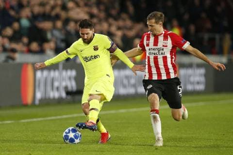 EINDHOVEN, Philips Stadium, PSV - Barcelona , football, Champions League, season 2018-2019 , 28-11-2018, Barcelona player Lionel Messi(l) and PSV player Daniel Schwaab(r). PSV - Barcelona  x2652802x