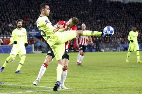 EINDHOVEN, Philips Stadium, PSV - Barcelona , football, Champions League, season 2018-2019 , 28-11-2018, Barcelona player Sergio Busquets(l) and PSV player Daniel Schwaab(r). PSV - Barcelona  x2652853x