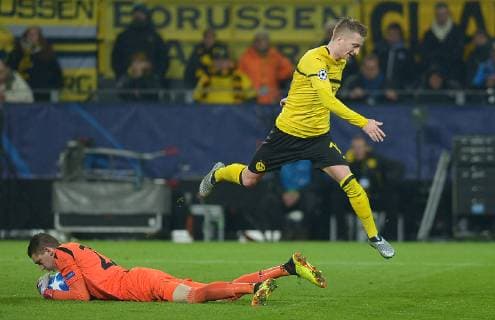 Dortmund Germany 28 11 2018 UEFA Champions League 2018 19 Season Back Round Group Phase Group A 5 Matchday BV Borussia Dortmund Club Bruegge Goalkeeper Ethan Horvath Bruegge and Marco Reus BVB in the duel DeFodi521