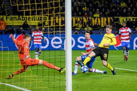 Lukasz Piszczek Borussia Dortmund 26 narrowly missed against goalkeeper Ethan Horvath Club Brugge 22 at the Champions League match between Borussia Dortmund and FC Bruegge on 26 11 2018 Borussia Dortmund vs. FC Brugge Champions League 28 11 2018 Dortmund Copyright: xSchuelerx xEibnerx-xPressefotox EP_EER