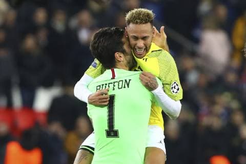 Joie Neymar ( PSG ) et Gianluigi Buffon ( Gardien Goal PSG ) FOOTBALL : PSG vs Liverpool - Ligue des Champions - 28 11 2018 GwendolineLeGoff Panoramic 