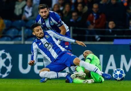 Portugal Porto 28 11 2018 UEFA Champions League 2018 19 Season Preliminary Group Phase Group D 5 Matchday FC Porto FC Schalke 04 Alex Telles FCP and Nabil Bentaleb S04 in a duel DeFodi048