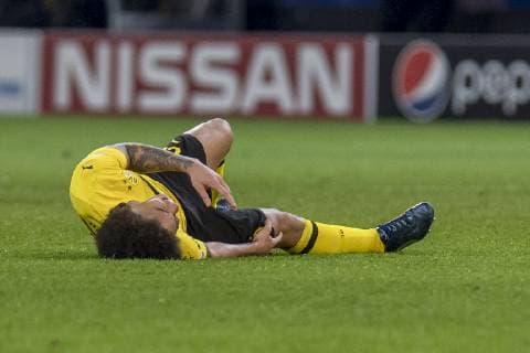 Football UEFA Champions League CL Season 2018 2019 5 Matchday Borussia Dortmund Club Brügge in Dortmund North Rhine-Westphalia Dortmund Axel Witsel lies injured on the grass UEFA REGULATIONS PROHIBIT ANY USE OF PHOTOGRAPHS AS IMAGE SEQUENCES AND OR QUASI VIDEO Copyright: xKirchner DavidxInderliedx