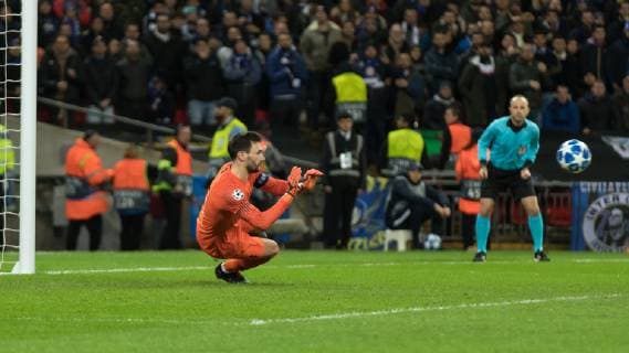 Football - 2018 2019 UEFA Champions League - Group B: Tottenham Hotspur vs. Inter Milan Hugo Lloris (Tottenham FC) dives to his right to block the Milan shot at Wembley Stadium. COLORSPORT DANIEL BEARHAM  csp_tot_int_281118_