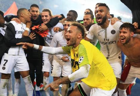 Neymar of Paris Saint-Germain celebrates with his teammates after the UEFA Champions League Group C match at the Parc des Princes Stadium, Paris. Picture date: 28th November 2018. Picture credit should read: Matt McNulty Sportimage EDITORIAL USE ONLY. No use with unauthorised audio, video, data, fixture lists, club league logos or live services. Online in-match use limited to 120 images, no video emulation. No use in betting, games or single club league player publications. SPI_MM_PSG_Liverpool_56.JPG