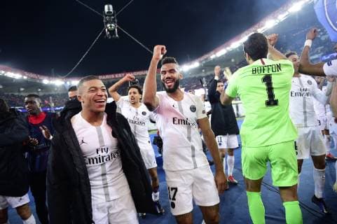 joie des joueurs du PSG en fin de match MBAPPE Kylian (PSG) Eric Maxim Choup Moting (PSG) FOOTBALL : PSG vs FC Liverpool - Ligue des Champions UEFA - Paris - 28 11 2018 JBAutissier Panoramic 