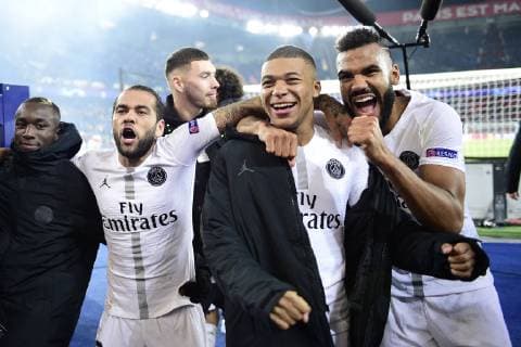 joie des joueurs du PSG en fin de match MBAPPE Kylian (PSG) Eric Maxim Choup Moting (PSG) Dani Alves (PSG) FOOTBALL : PSG vs FC Liverpool - Ligue des Champions UEFA - Paris - 28 11 2018 JBAutissier Panoramic 