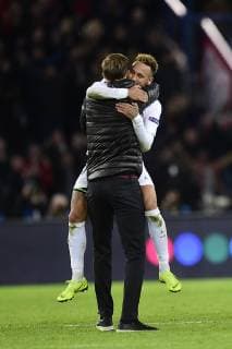 joie des joueurs du PSG en fin de match TUCHEL Thomas - entraineur (PSG) dans les bras bras de NEYMAR JR (PSG) FOOTBALL : PSG vs FC Liverpool - Ligue des Champions UEFA - Paris - 28 11 2018 JBAutissier Panoramic 