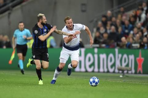 Tottenham Hotspur v Inter Milan UEFA Champions League Harry Kane of Tottenham Hotspur takes on Marcelo Brozovi? of Inter Milan during the UEFA Champions League match at Wembley Stadium, London Content Not Available For UK Newspapers Copyright: xMartynxHaworthx FIL-12611-0048