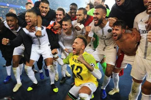 Sport Bilder des Tages Neymar of Paris Saint-Germain celebrates with teammates at full time during the UEFA Champions League Group C match at the Parc des Princes Stadium, Paris. Picture date: 28th November 2018. Picture credit should read: Matt McNulty Sportimage EDITORIAL USE ONLY. No use with unauthorised audio, video, data, fixture lists, club league logos or live services. Online in-match use limited to 120 images, no video emulation. No use in betting, games or single club league player publications. SPI_MM_PSG_Liverpool_72.JPG