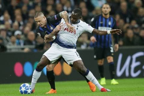 (181129) -- LONDON, Nov. 29, 2018 (Xinhua) -- Tottenham Hotspur s Moussa Sissoko (C) vies with Inter Milan s Radja Nainggolan (L) during the UEFA Champions League Group B match between Tottenham Hotspur and Inter Milan at Wembley Stadium in London, Britain on Nov. 28, 2018. Tottenham Hotspur won 1-0. (Xinhua Tim Ireland) FOR EDITORIAL USE ONLY. NOT FOR SALE FOR MARKETING OR ADVERTISING CAMPAIGNS. NO USE WITH UNAUTHORIZED AUDIO, VIDEO, DATA, FIXTURE LISTS, CLUB LEAGUE LOGOS OR LIVE SERVICES. ONLINE IN-MATCH USE LIMITED TO 45 IMAGES, NO VIDEO EMULATION. NO USE IN BETTING, GAMES OR SINGLE CLUB LEAGUE PLAYER PUBLICATIONS. (SP)BRITAIN-LONDON-FOOTBALL-UEFA CHAMPIONS LEAGUE-HOTSPUR VS INTER MILAN 