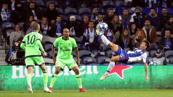 (181129) -- PORTO, Nov. 29, 2018 (Xinhua) -- Oliver Torres (R) of Porto tries an acrobatic shot during the UEFA Champions League Group D soccer match between FC Porto and Schalke 04 at Dragon Stadium in Porto, Portugal, on Nov. 28, 2018. Porto won 3-1. (Xinhua Catarina Morais) (SP)PORTUGAL-PORTO-UEFA CHAMPIONS LEAGUE-FC PORTO VS SCHALKE 04 