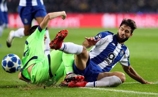 (181129) -- PORTO, Nov. 29, 2018 (Xinhua) -- Felipe (R) of Porto vies with Steven Skrzybski of Schalke 04 during the UEFA Champions League Group D soccer match between FC Porto and Schalke 04 at Dragon Stadium in Porto, Portugal, on Nov. 28, 2018. Porto won 3-1. (Xinhua Catarina Morais) (SP)PORTUGAL-PORTO-UEFA CHAMPIONS LEAGUE-FC PORTO VS SCHALKE 04 