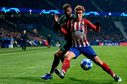 MADRID, SPAIN - NOVEMBER 28: Antoine Griezmann (R) of Atletico de Madrid competes for the ball with Samuel Grandsir of AS Monaco during the Group A match of the UEFA Champions League between Club Atletico de Madrid and AS Monaco at Estadio Wanda Metropolitano on November 28, 2018 in Madrid, Spain. (Photo by David Aliaga) SPO, SOC, FOC  Copyright: xDavidxAliaga