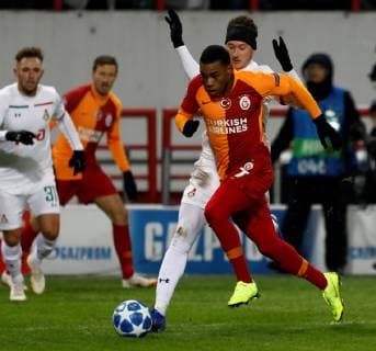 MOSCOW, RUSSIA - NOVEMBER 28: Anton Miranchuk of FC Lokomotiv Moscow and Garry Rodrigues (in front) of Galatasaray vie for the ball during the Group D match of the UEFA Champions League between FC Lokomotiv Moscow and Galatasaray at Lokomotiv Stadium on November 28, 2018 in Moscow, Russia. SPO, SOC, FOC, SPO, SOC, FOC 