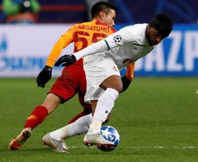 MOSCOW, RUSSIA - NOVEMBER 28: Jefferson Farfan (R) of FC Lokomotiv Moscow vies for the ball with Yuto Nagatomo of Galatasaray during the Group D match of the UEFA Champions League between FC Lokomotiv Moscow and Galatasaray at Lokomotiv Stadium on November 28, 2018 in Moscow, Russia. SPO, SOC, FOC, SPO, SOC, FOC 