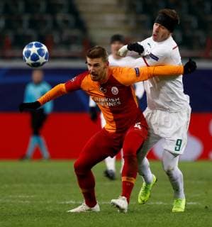 MOSCOW, RUSSIA - NOVEMBER 28: Fedor Smolov (R) of FC Lokomotiv Moscow and Serdar Aziz of Galatasaray vie for the ball during the Group D match of the UEFA Champions League between FC Lokomotiv Moscow and Galatasaray at Lokomotiv Stadium on November 28, 2018 in Moscow, Russia. SPO, SOC, FOC, SPO, SOC, FOC 